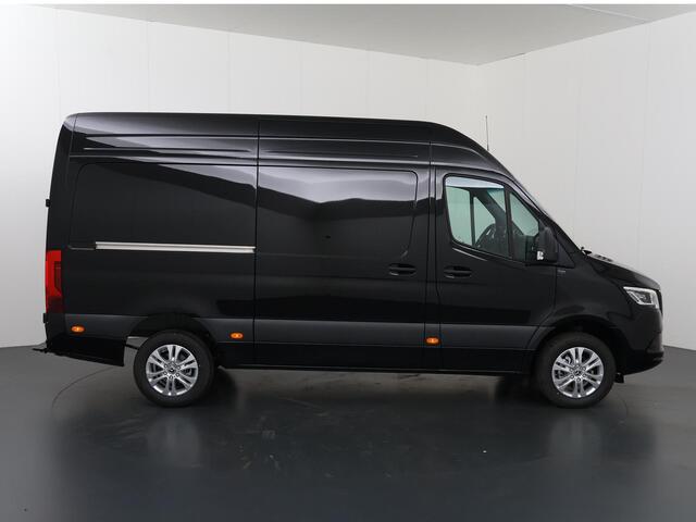 Mercedes-Benz SPRINTER 319 CDI Aut. | L2 H2 | Pro | 3500 KG. AHW | LM Velgen | 3-zits | LED | Parkeercamera | Carplay | Trekhaak | BPM-Vrij |