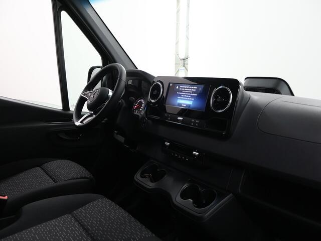 Mercedes-Benz SPRINTER 319 CDI Aut. | L2 H2 | Pro | 3500 KG. AHW | LM Velgen | 3-zits | LED | Parkeercamera | Carplay | Trekhaak | BPM-Vrij |