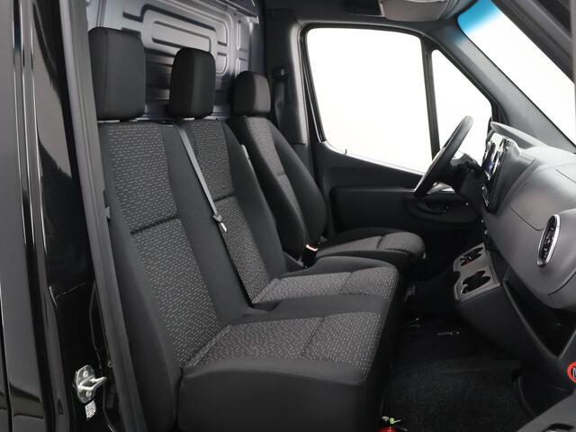 Mercedes-Benz SPRINTER 319 CDI Aut. | L2 H2 | Pro | 3500 KG. AHW | LM Velgen | 3-zits | LED | Parkeercamera | Carplay | Trekhaak | BPM-Vrij |
