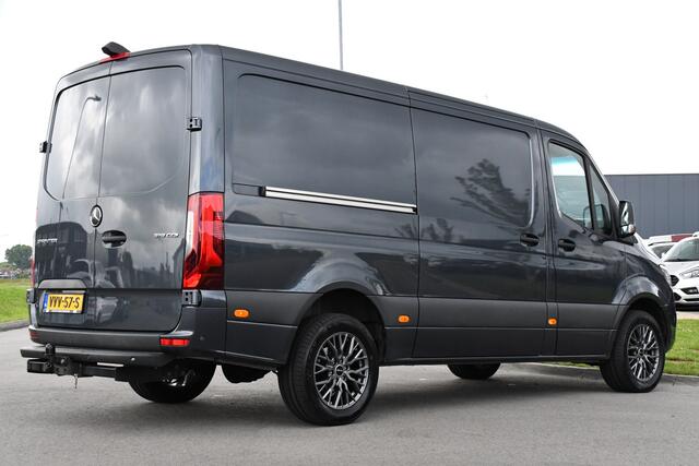 Mercedes-Benz SPRINTER 319 1.9 CDI L2H1 RWD PB Edition Full Options! 360 Camera, 3500kg Trekhaak, Cruise, LED, Stoelverwarming, 10,5'' Mbux, 2 x Schuifdeur, Leder, Uniek!