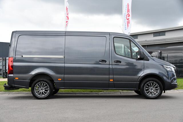 Mercedes-Benz SPRINTER 319 1.9 CDI L2H1 RWD PB Edition Full Options! 360 Camera, 3500kg Trekhaak, Cruise, LED, Stoelverwarming, 10,5'' Mbux, 2 x Schuifdeur, Leder, Uniek!