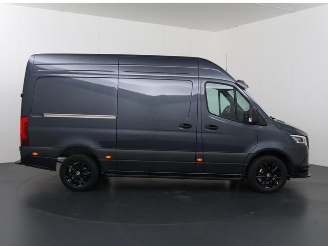 Mercedes-Benz SPRINTER 319 CDI | Aut. | L2 H2 | Select | 3500KG. AHW | EDITION | SPOILERPAKKET | TREEPLANKEN | LM-VELGEN | PARKEERCAMERA | MBUX | LED KOPLAMPEN | ZONNEKLEP | 2024 = BPM VRIJ | CERTIFIED