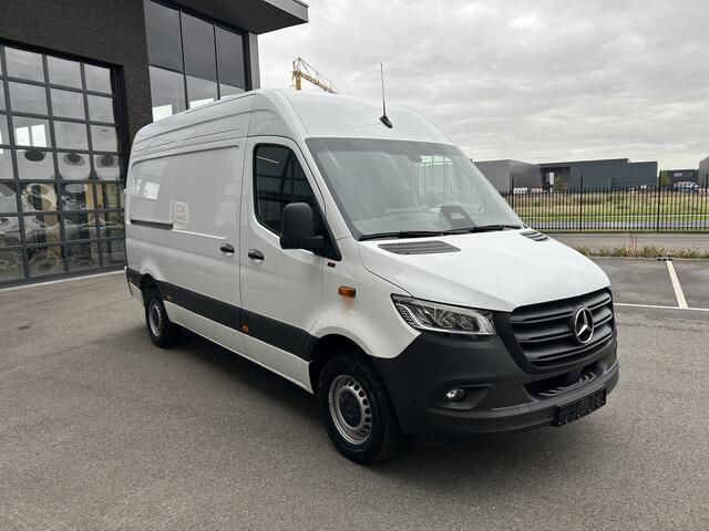Mercedes-Benz SPRINTER 317 CDI L2 H2 PRO / LED / MBUX / Navigatie / Camera / Parkeersensoren / Cruise control / Airco / 270 Graden achterdeuren