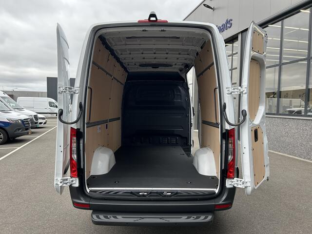 Mercedes-Benz SPRINTER 317 CDI L2 H2 Pro LED / MBUX / Navigatie / Camera / Parkeersensoren / Cruise control / Airco / 270 Graden achterdeuren