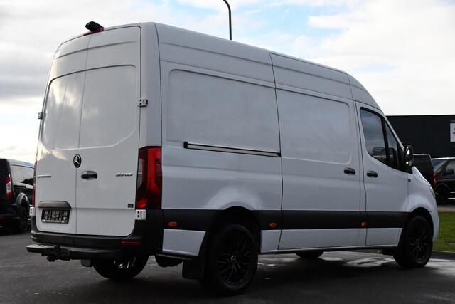 Mercedes-Benz SPRINTER 319 V6 3.0 CDI L2H2 PB Edition Camera, Cruise, Carplay, 190pk, Automaat, LED, Stoelverwarming, Trekhaak, Standkachel, Uniek!