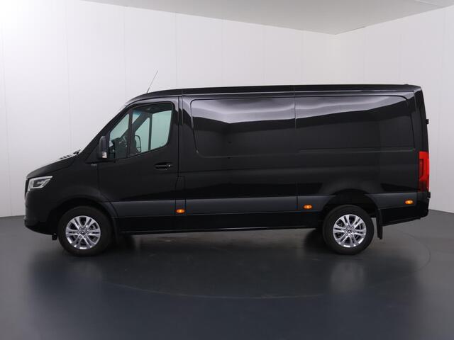 Mercedes-Benz SPRINTER 319 CDI | Aut. | L2 H1 | Select | Distronic Plus | LM Velgen | 3500 KG. Trekhaak | 3-zits | Navigatie | Parkeercamera | Laadruimte-betimmering | Certified