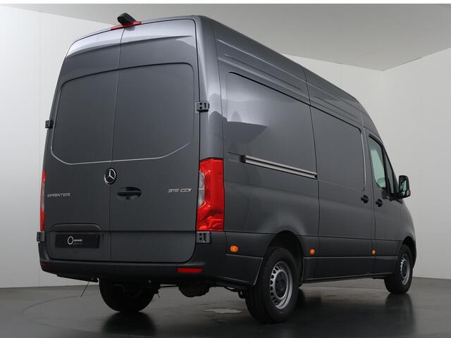 Mercedes-Benz SPRINTER 315 CDI GB L2 RWD PRO | ACHTERUITRIJCAMERA | 3500 KG AHW | DODEHOEKASSISTENT | AIRCO | CRUISE | CARPLAY | ANDROID AUTO | METALLIC | 3-ZITS | MBUX SYSTEEM GROOT