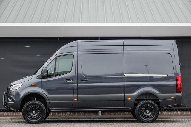 Mercedes-Benz SPRINTER 4x4 319Cdi 190Pk 9G-tronic | L2H2 | 2x Schuifdeur | 4WD | AWD | Bullbar | Treeplanken | 18'' All Terrain | Tenoriet Grijs