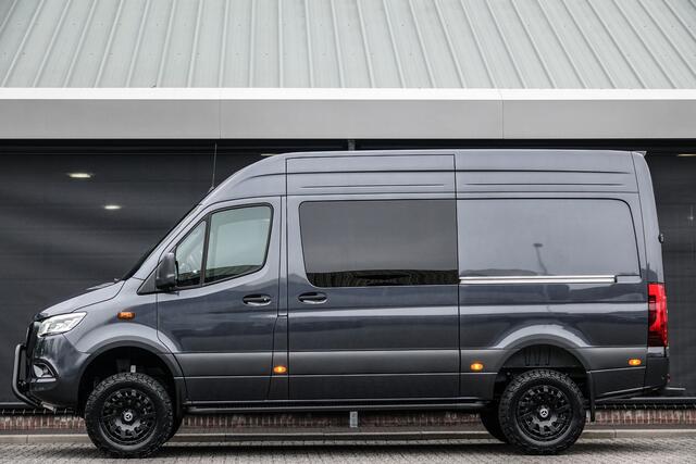Mercedes-Benz SPRINTER 4x4 319Cdi 190Pk 9G-tronic | L2H2 | Dubbele Cabine | 2x Schuifdeur | 4WD | AWD | Bullbar | Treeplanken | 18'' All Terrain | Tenoriet Grijs