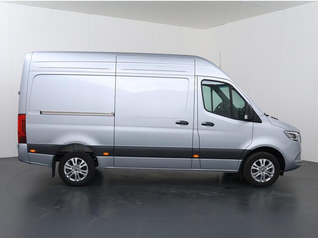 Mercedes-Benz SPRINTER 319 CDI | Aut. | L2 H2 | Select | LED Koplampen | 3-zits | Achteruitrijcamera | Navigatie | Apple Carplay/Android Auto | 3500 KG. AHW | Distronic Plus | LM Velgen | Certified