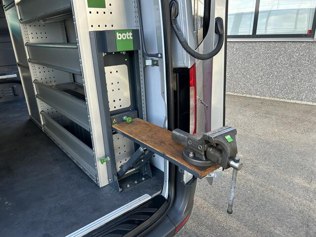 Mercedes-Benz SPRINTER 315 CDI RWD L2 H1 3500KG Trekhaak / BOTT Inrichting / MBUX 10.25 / Navigatie / Cruise control / Airco