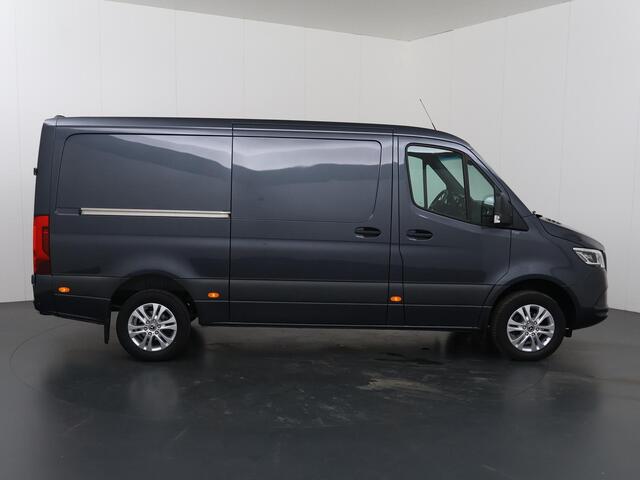 Mercedes-Benz SPRINTER 317 CDI | Aut. | L2 H1 | SELECT | ACHTERUITRIJCAMERA | NAVIGATIE | CRUISE CONTROL | TREKHAAK | BETIMMERDE LAADRUIMTE | 3-ZITS | LICHT -/ REGEN SENSOR | CERTIFIED