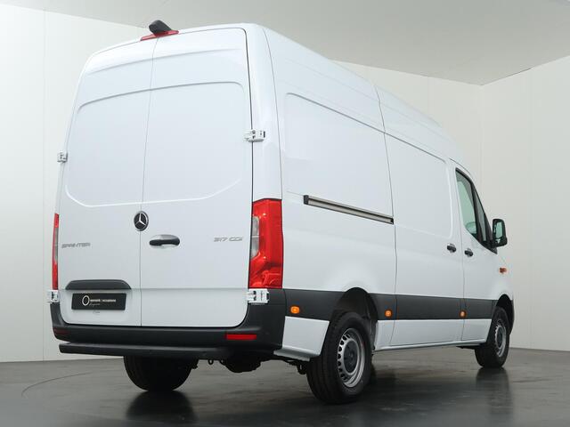 Mercedes-Benz SPRINTER 317 CDI | Aut. | L2 H2 | Pro | Navigatie | Spiegelpakket | Verwarmde Comfort Chauffeursstoel en Bijrijdersbank | Achterdeuren 270 Graden | Airco | Cruisecontrol | Dodehoekassistent | Parkeerpakket met Achteruitrijcamera | Certified |