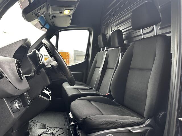Mercedes-Benz SPRINTER 316 2.2 CDI L2H2 EURO VI-D/ Zij-Schuifdeur Rechts/ 3-Zitplaatsen voor!/ Camera/Side-Bars/ Apple + Android/ DAB+/ 16'' LMV/ Dode-Hoek DET./ Zwarte-Hemel/ Navi/ Clima/ Cruise/ Bluetooth/ Multi. LEDER. Stuur/ Armsteun.