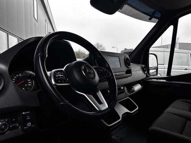 Mercedes-Benz SPRINTER 316 2.2 CDI L2H2 EURO VI-D/ Zij-Schuifdeur Rechts/ 3-Zitplaatsen voor!/ Camera/Side-Bars/ Apple + Android/ DAB+/ 16'' LMV/ Dode-Hoek DET./ Zwarte-Hemel/ Navi/ Clima/ Cruise/ Bluetooth/ Multi. LEDER. Stuur/ Armsteun.
