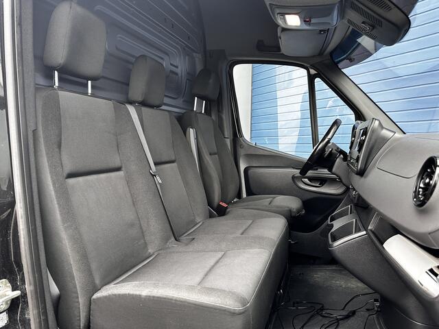 Mercedes-Benz SPRINTER 316 2.2 CDI L2H2 EURO VI-D/ Zij-Schuifdeur Rechts/ 3-Zitplaatsen voor!/ Camera/Side-Bars/ Apple + Android/ DAB+/ 16'' LMV/ Dode-Hoek DET./ Zwarte-Hemel/ Navi/ Clima/ Cruise/ Bluetooth/ Multi. LEDER. Stuur/ Armsteun.