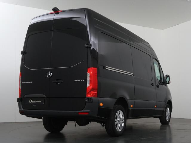 Mercedes-Benz SPRINTER 319 CDI 190 PK | L2 H2 | AUTOMAAT | PRO | LED | KUNSTLEDER ZWART BEKLEDING | CAMERA | BETIMMERDE LAADRUIMTE | CARPLAY EN ANDROID AUTO | CRUISE | AIRCO | 17" LICHTMETALEN VELGEN | LUCHTGEVEERDE BESTUURDERSSTOEL