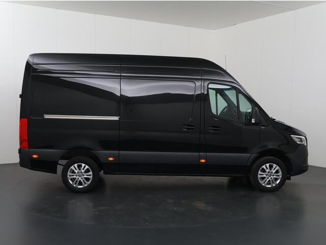 Mercedes-Benz SPRINTER 319 CDI 190 PK | L2 H2 | AUTOMAAT | PRO | LED | KUNSTLEDER ZWART BEKLEDING | CAMERA | BETIMMERDE LAADRUIMTE | CARPLAY EN ANDROID AUTO | CRUISE | AIRCO | 17" LICHTMETALEN VELGEN | LUCHTGEVEERDE BESTUURDERSSTOEL