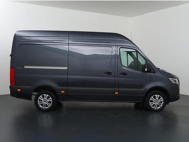 Mercedes-Benz SPRINTER 319 CDI 190 PK | L2 H2 | AUTOMAAT | PRO | LED | KUNSTLEDER ZWART BEKLEDING | CAMERA | BETIMMERDE LAADRUIMTE | CARPLAY EN ANDROID AUTO | CRUISE | AIRCO | 17" LICHTMETALEN VELGEN | LUCHTGEVEERDE BESTUURDERSSTOEL