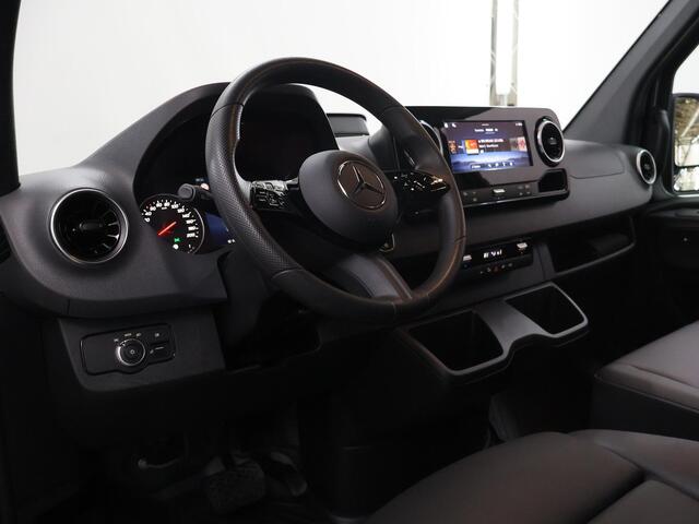 Mercedes-Benz SPRINTER 319 CDI 190 PK | L2 H2 | AUTOMAAT | PRO | LED | KUNSTLEDER ZWART BEKLEDING | CAMERA | BETIMMERDE LAADRUIMTE | CARPLAY EN ANDROID AUTO | CRUISE | AIRCO | 17" LICHTMETALEN VELGEN | LUCHTGEVEERDE BESTUURDERSSTOEL