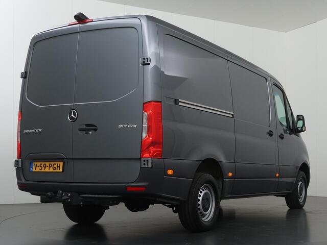 Mercedes-Benz SPRINTER 317 CDI L2 H1 | AUT. | PRO | CARPLAY | ANDROID AUTO | CAMERA | AIRCO | CRUISE CONTROL | 3500 KG TREKHAAK | BETIMMERDE LAADRUIMTE | RWD | 3-ZITS | CERTIFIED