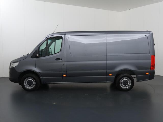 Mercedes-Benz SPRINTER 317 CDI L2 H1 | AUT. | PRO | CARPLAY | ANDROID AUTO | CAMERA | AIRCO | CRUISE CONTROL | 3500 KG TREKHAAK | BETIMMERDE LAADRUIMTE | RWD | 3-ZITS | CERTIFIED