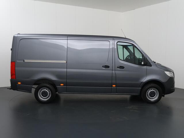 Mercedes-Benz SPRINTER 317 CDI L2 H1 | AUT. | PRO | CARPLAY | ANDROID AUTO | CAMERA | AIRCO | CRUISE CONTROL | 3500 KG TREKHAAK | BETIMMERDE LAADRUIMTE | RWD | 3-ZITS | CERTIFIED
