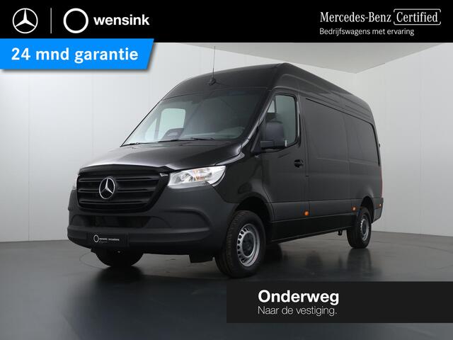 Mercedes-Benz SPRINTER 317 CDI | AUT. | L2 H2 | PRO | ACHTERUITRIJCAMERA | CRUISE CONTROL | BETIMMERDE LAADRUIMTE | DIEP ZWART | 3-ZITS | LICHT -/ REGEN SENSOR | CARPLAY | ANDROID AUTO | CERTIFIED