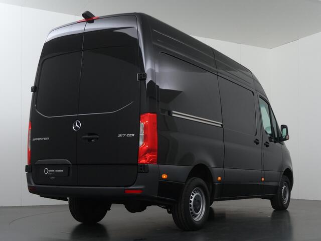 Mercedes-Benz SPRINTER 317 CDI | AUT. | L2 H2 | PRO | ACHTERUITRIJCAMERA | CRUISE CONTROL | BETIMMERDE LAADRUIMTE | DIEP ZWART | 3-ZITS | LICHT -/ REGEN SENSOR | CARPLAY | ANDROID AUTO | CERTIFIED