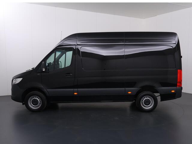 Mercedes-Benz SPRINTER 317 CDI | AUT. | L2 H2 | PRO | ACHTERUITRIJCAMERA | CRUISE CONTROL | BETIMMERDE LAADRUIMTE | DIEP ZWART | 3-ZITS | LICHT -/ REGEN SENSOR | CARPLAY | ANDROID AUTO | CERTIFIED