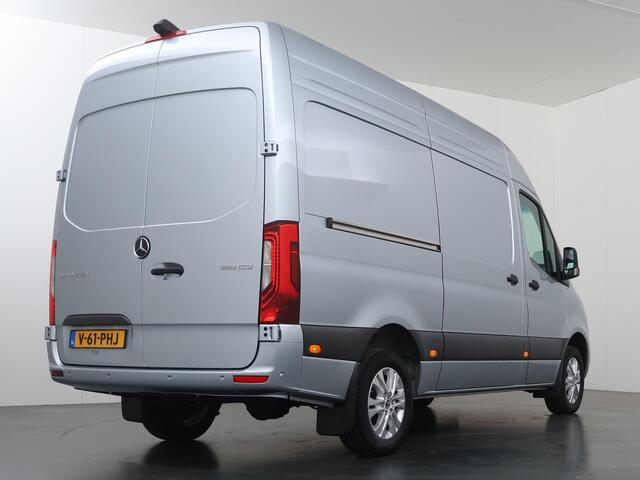 Mercedes-Benz SPRINTER 319 CDI 190 PK | L2 H2 | AUTOMAAT | PRO | LED | KUNSTLEDER ZWART BEKLEDING | CAMERA | BETIMMERDE LAADRUIMTE | CARPLAY EN ANDROID AUTO | CRUISE | AIRCO | 17" LICHTMETALEN VELGEN | LUCHTGEVEERDE BESTUURDERSSTOEL | CERTIFIED