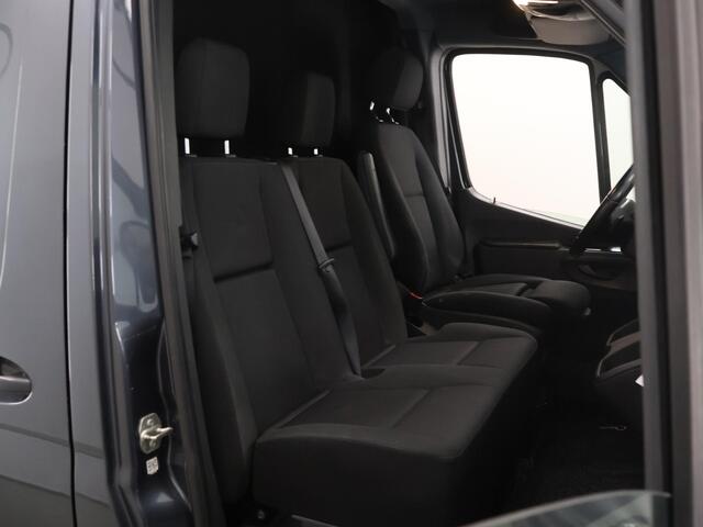 Mercedes-Benz SPRINTER 319 CDI | 3.0 V6 | L2 H2 | LED KOPLAMPEN | LM VELGEN | 3-ZITS | PARKEERCAMERA | TREKHAAK | DISTRONIC PLUS | STOELVERWARMING | NAVIGATIE | Trekhaak | Achteropstap | Sidebars |