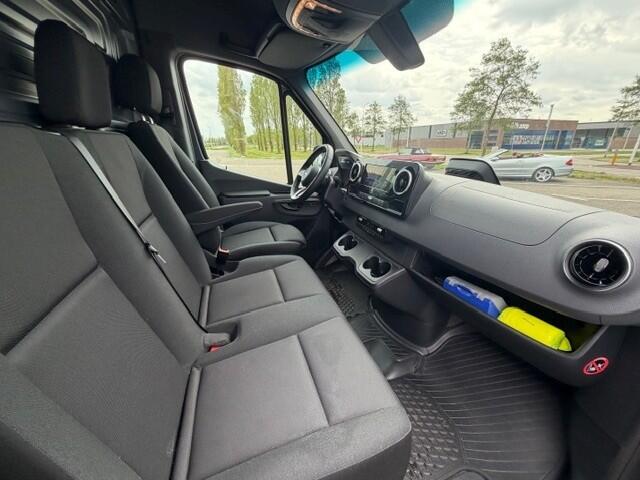 Mercedes-Benz SPRINTER 319 1.9 CDI L2 Night Edition l Distronic l LED High Performance l Geveerde best. stoel l MBUX l Smartphone Integratie l Trekhaak 3,5 t l PTS l Betimmerd l Stoelvewarming l Tweezitsbank l Airconditioning l Dode hoek assistent l Winterpakket l PANAMERCANA G
