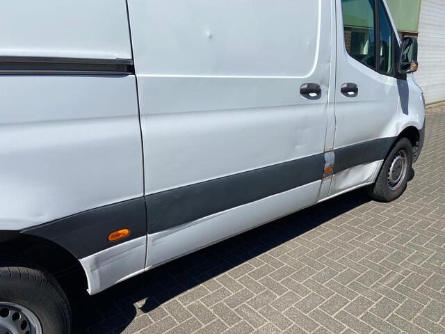 Mercedes-Benz SPRINTER 314 2.2 CDI 143pk AUT-7 L2H2 EURO VI-D NAVI Camera ECC Keyless Bluetooth Navigatie-pakket Elektr.Spiegels+Verwarmd BlindSpot-Assist Regensensor Bordherkenning Trekhaak 3.500kg Trekvermogen Betonplex Wandbetimmerd