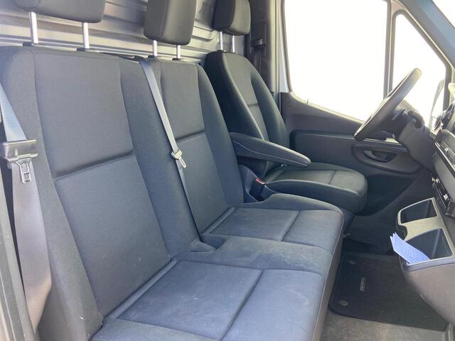 Mercedes-Benz SPRINTER 314 2.2 CDI 143pk AUT-7 L2H2 EURO VI-D NAVI Camera ECC Keyless Bluetooth Navigatie-pakket Elektr.Spiegels+Verwarmd BlindSpot-Assist Regensensor Bordherkenning Trekhaak 3.500kg Trekvermogen Betonplex Wandbetimmerd