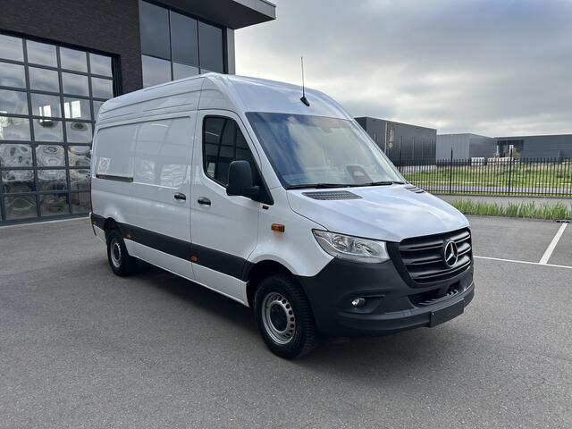 Mercedes-Benz SPRINTER 317 CDI L2 H2 Pro Facelift / MBUX / Navigatie / Camera / Geveerde stoel / Cruise control / Airco / 270 Graden achterdeuren