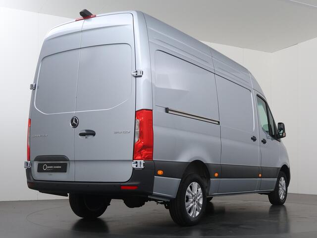 Mercedes-Benz SPRINTER 319 CDI 190 PK | L2 H2 | AUTOMAAT | PRO | LED | KUNSTLEDER ZWART BEKLEDING | CAMERA | BETIMMERDE LAADRUIMTE | CARPLAY EN ANDROID AUTO | CRUISE | AIRCO | 17" LICHTMETALEN VELGEN | LUCHTGEVEERDE BESTUURDERSSTOEL