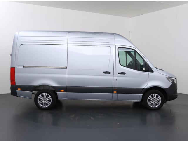 Mercedes-Benz SPRINTER 319 CDI 190 PK | L2 H2 | AUTOMAAT | PRO | LED | KUNSTLEDER ZWART BEKLEDING | CAMERA | BETIMMERDE LAADRUIMTE | CARPLAY EN ANDROID AUTO | CRUISE | AIRCO | 17" LICHTMETALEN VELGEN | LUCHTGEVEERDE BESTUURDERSSTOEL