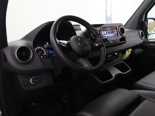 Mercedes-Benz SPRINTER 319 CDI 190 PK | L2 H2 | AUTOMAAT | PRO | LED | KUNSTLEDER ZWART BEKLEDING | CAMERA | BETIMMERDE LAADRUIMTE | CARPLAY EN ANDROID AUTO | CRUISE | AIRCO | 17" LICHTMETALEN VELGEN | LUCHTGEVEERDE BESTUURDERSSTOEL
