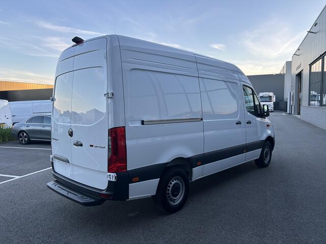 Mercedes-Benz SPRINTER 317 CDI L2 H2 Pro LED / MBUX / Navigatie / Camera / Parkeersensoren / Cruise control / Airco / 270 Graden achterdeuren