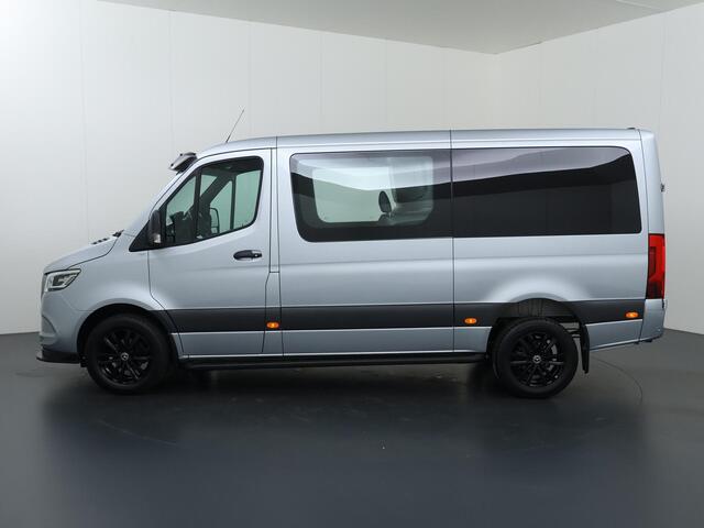 Mercedes-Benz SPRINTER 319 CDI | L2 H1 | 190 PK | EDITION | AUT. | DUBBELE CABINE | 6-ZITS | STYLINGPAKKET | DISTRONIC PLUS | 3500 KG TREKHAAK | STOELVERWARMING | NAVIGATIE | CAMERA | AIRCO | LED LAMPEN | CARPLAY EN ANDROID AUTO | LEDEREN BEKLEDING