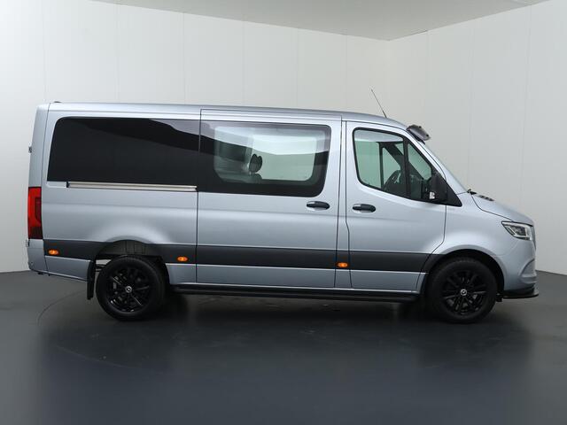 Mercedes-Benz SPRINTER 319 CDI | L2 H1 | 190 PK | EDITION | AUT. | DUBBELE CABINE | 6-ZITS | STYLINGPAKKET | DISTRONIC PLUS | 3500 KG TREKHAAK | STOELVERWARMING | NAVIGATIE | CAMERA | AIRCO | LED LAMPEN | CARPLAY EN ANDROID AUTO | LEDEREN BEKLEDING
