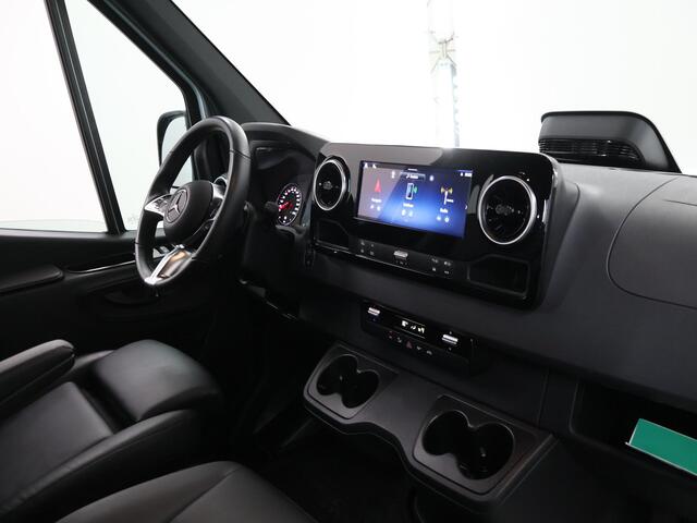 Mercedes-Benz SPRINTER 319 CDI | L2 H1 | 190 PK | EDITION | AUT. | DUBBELE CABINE | 6-ZITS | STYLINGPAKKET | DISTRONIC PLUS | 3500 KG TREKHAAK | STOELVERWARMING | NAVIGATIE | CAMERA | AIRCO | LED LAMPEN | CARPLAY EN ANDROID AUTO | LEDEREN BEKLEDING