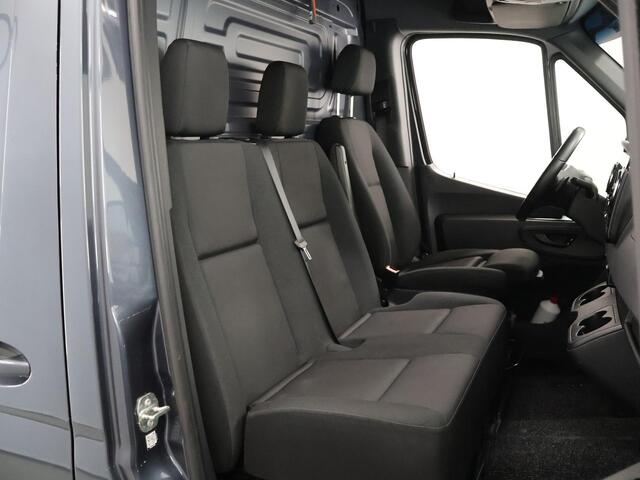 Mercedes-Benz SPRINTER 319 CDI | AUT. | L2 H2 | RWD | NL AUTO | DEALER ONDERHOUDEN | LUCHTVERING | TREKHAAK | LED | GROOT NAVIGATIE | ACHTERUITRIJCAMERA | BETIMMERDE LAADRUIMTE COMPLEET | CERTIFIED