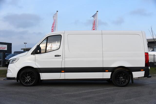 Mercedes-Benz SPRINTER 319 V6 3.0 CDI L2H1 RWD AMG Edition Camera, Cruise, Carplay, LED, 10,5'' Mbux, 3500kg Trekhaak, Standkachel, Multimedia, Stoelverwarming, Automaat, Uniek!