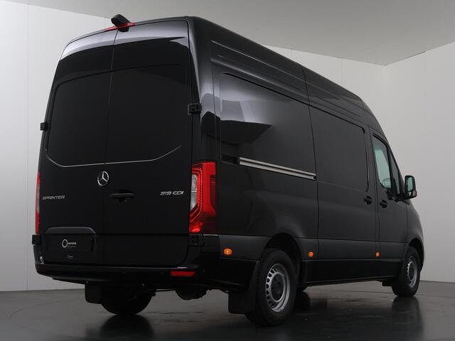 Mercedes-Benz SPRINTER 319 CDI | L2 H2 | AUTOMAAT | BPM VRIJ! | ADAPTIEVE CRUISE CONTROL | NAVIGATIE | ACHTERUITRIJCAMERA | LED LAMPEN | METALLIC | KUNSTLEDERZWART | 3500 KG VOORBEREIDING TREKHAAK | BOEK JE VOL | CERTIFIED