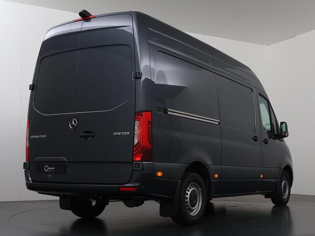 Mercedes-Benz SPRINTER 319 CDI | L2 H2 | AUTOMAAT | BPM VRIJ! | 190 PK | ADAPTIEVE CRUISE | 2X ZIJSCHUIFDEUR | NAVIGATIE | ACHTERUITRIJCAMERA | STOELVERWARMING | 3500 KG AHW VOORBEREIDING | LED | BUMPERS IN KLEUR | CERTIFIED
