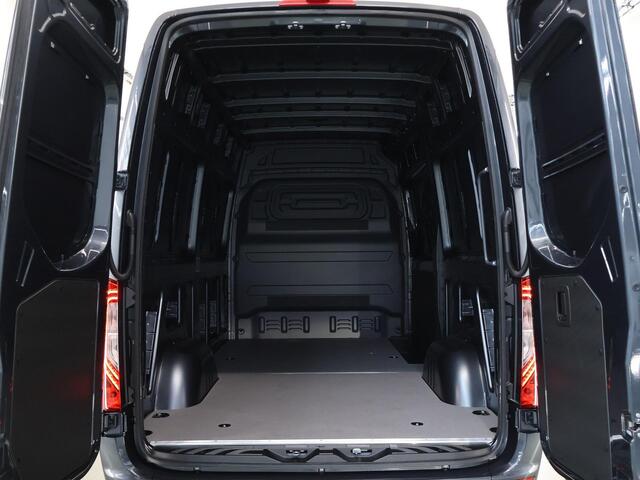 Mercedes-Benz SPRINTER 319 CDI | L2 H2 | AUTOMAAT | BPM VRIJ! | 190 PK | ADAPTIEVE CRUISE | 2X ZIJSCHUIFDEUR | NAVIGATIE | ACHTERUITRIJCAMERA | STOELVERWARMING | 3500 KG AHW VOORBEREIDING | LED | BUMPERS IN KLEUR | CERTIFIED