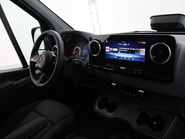 Mercedes-Benz SPRINTER 315 CDI | L2 H2 | RWD | Aut. | PRO | BPM VRIJ! | ACHTERUITRIJCAMERA | 3500 KG AHW | DODEHOEKASSISTENT | AIRCO | CRUISE | CARPLAY | ANDROID AUTO | METALLIC | 3-ZITS | MBUX SYSTEEM GROOT