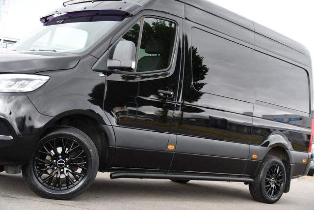 Mercedes-Benz SPRINTER 319 3.0 CDI L2H2 DC Black Edition Adaptieve Cruise, 360 Camera, Carplay, LED, 10,5'' Mbux, Stoelverwarming, Automaat, 190pk, 3500kg Trekhaak, Uniek!